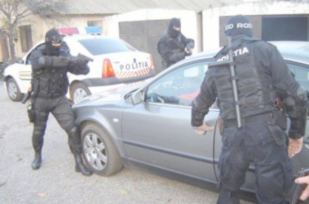 Procurorii DIICOT au descins peste o grupare româno - arabă, specializată în import de marfă cu acte false